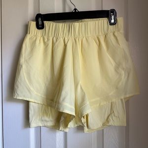 CALIA 2-in-1 Ruched Running Short in Lemon Chiffon (Women’s S)